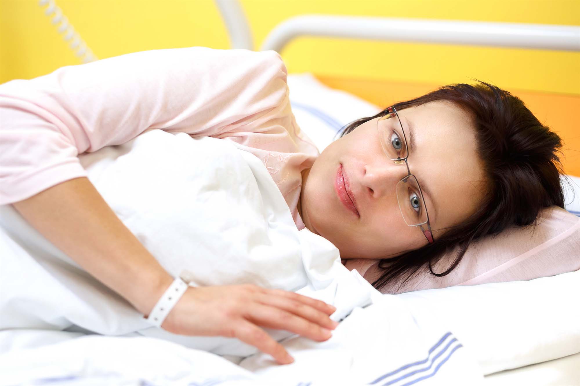 Сонник лежала в больнице. Женщина лежит в больнице фото. Девушка брюнетка с голубыми глазами лежит в больнице фото. Женщина с коронавирусом лежит в больнице фото. Лежит на кровати на спине.