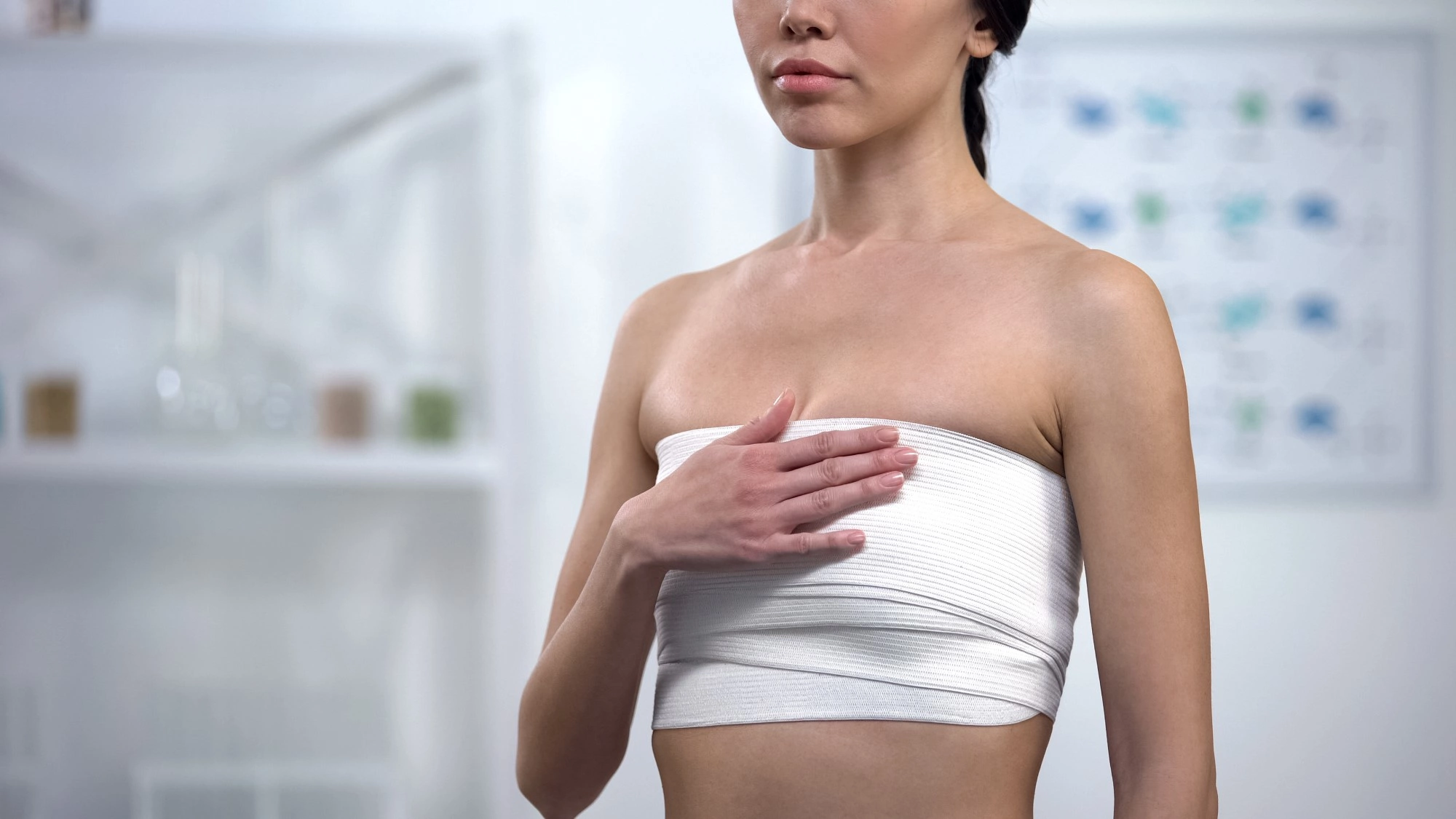 Микромастия (маленькая грудь): причины, симптомы, осложнения, как понять, что делать