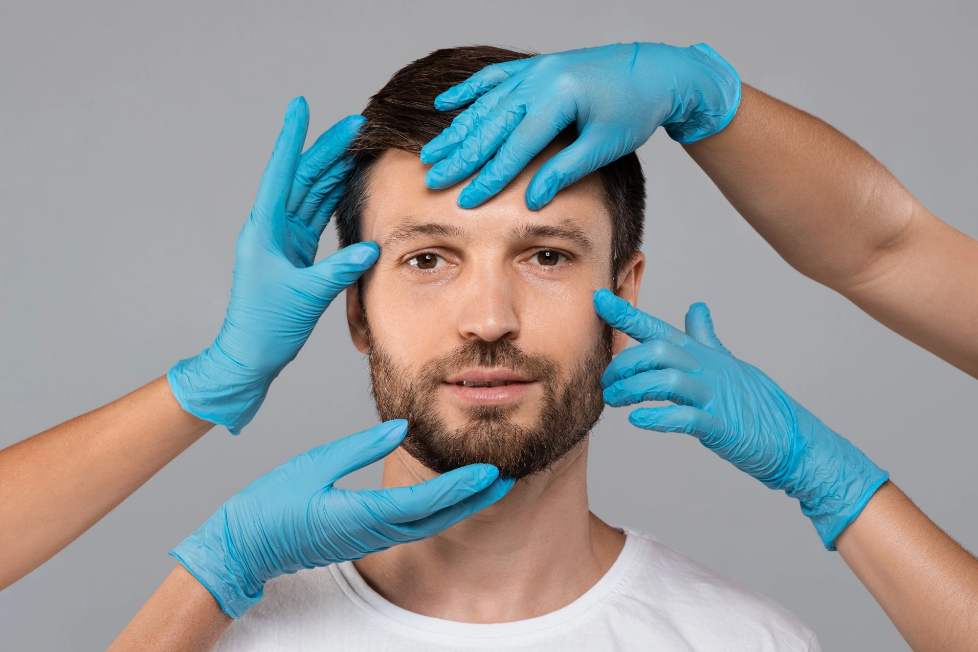 Мужская пластическая хирургия. Руки хирурга в перчатках фото. Ready man